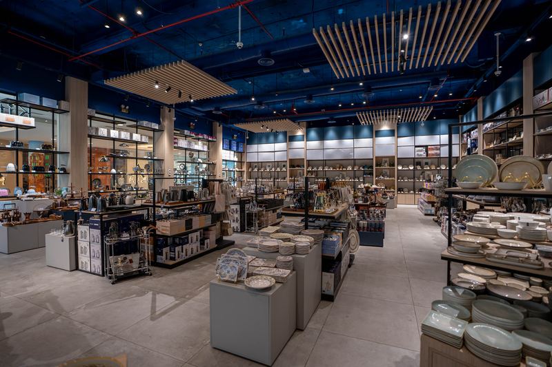 Kitchen and tableware in a furniture showroom